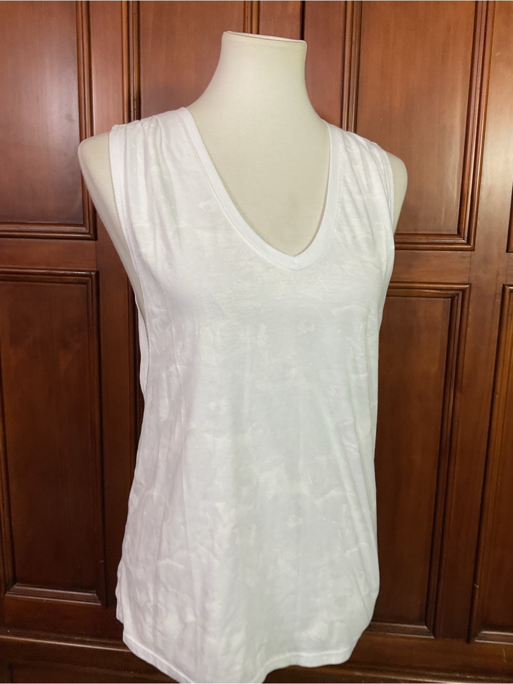 Fabletics Womens White Loose Breathable Tank Size Small Solid Lknw Slight Textur